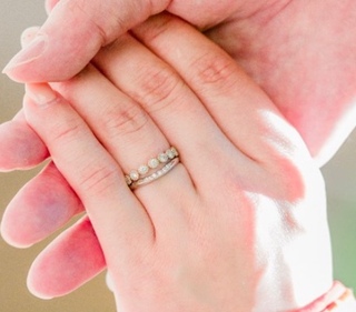 指輪の重ねづけについて質問です 婚約指輪と結婚指輪で 画像のように Yahoo 知恵袋