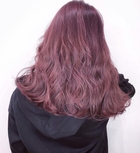 こういう濃いピンクの髪色って 大学生がしていたら悪目立ちしますか Yahoo 知恵袋