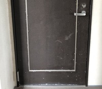 玄関扉に 白い点々状のサビのようなものがついています きれいにする方法はないで Yahoo 知恵袋