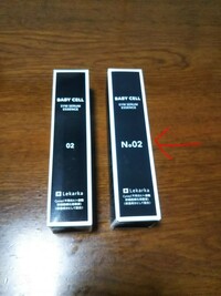 レカルカの商品に詳しい方

レカルカのSYM SERUM (シムセラム)です。

右側のものはフリマサイトで購入したものです
02の表記がN。02になっています。
こちら偽物でしょうか？

左側は 正規店にて購入。