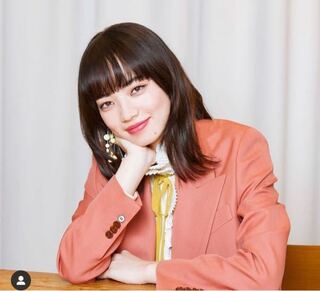 小松菜奈がカフェオレ のcmで着ているこの衣装って 何ファッシ Yahoo 知恵袋