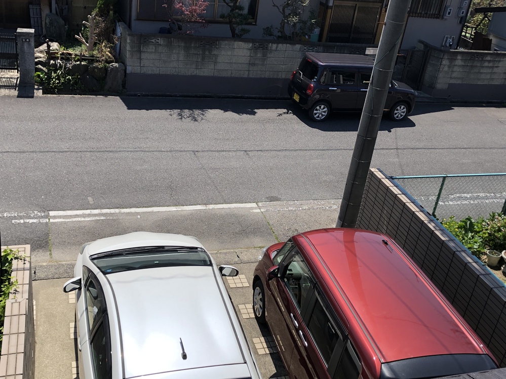 家の駐車場前の道路に工事車両が停まってます。水のタンクか何かを積ん 