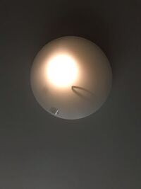 部屋の電気について 豆電球にすると写真のような影が写ります シーリングラ Yahoo 知恵袋