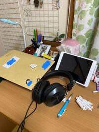 写真の通り机の上がすごく汚いです｡お母さんには「この汚部屋には誰も  