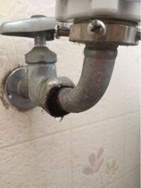 水道の蛇口の水漏れについてなのですが、写真のような箇所から漏れてる場合はナットの締め直しやパッキンの交換では解決しませんよね？ 