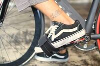 なんでピストバイク乗りはVansやConvers？ - バイクメッセンジャー... - Yahoo!知恵袋