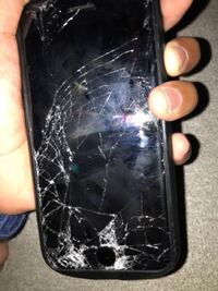 スマホを投げて壊してしまいました 画面は映らないのですがsiriは Yahoo 知恵袋