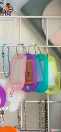 ダイソーでこのモノクロのネームキーホルダーを買いたいんですけ Yahoo 知恵袋