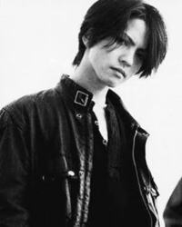Hydeさんの顔のような顔に憧れるんですが Hydeさんのような顔にはどうし Yahoo 知恵袋