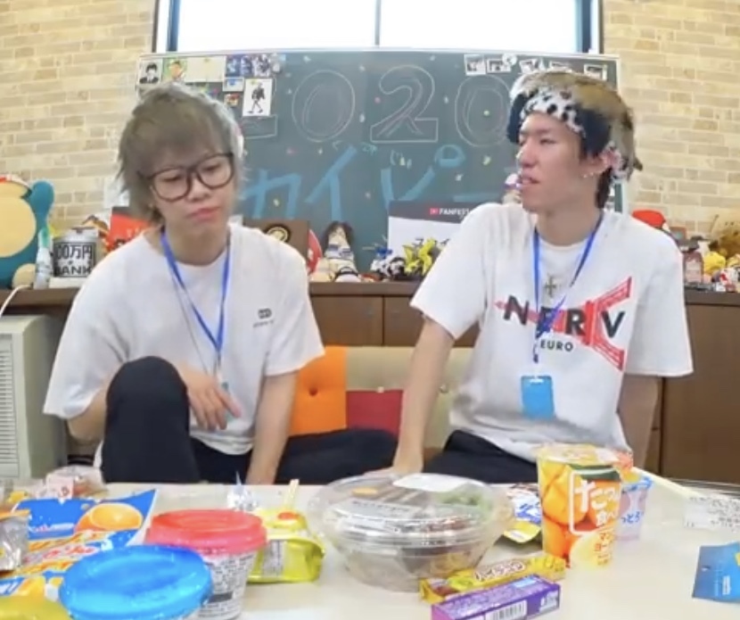 スカイピースのお二人が首からぶら下げている青い札って何ですか？