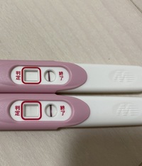 妊娠検査薬を使用しました 上が1回目 使用後1分ほどで反応 下が2回目 使用 Yahoo 知恵袋