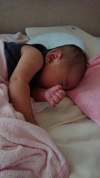 生後4ヶ月の娘が 最近横向きで寝たがります 寝かしつけてる最中に体 Yahoo 知恵袋