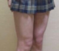 スカート丈短いですか？ 高校2年です。あつくなってきて 太ももすれる？かん？が嫌で股上ギリギリくらいがちょうどいいんですけど…みてくるおじさんきもちわるくて、、、