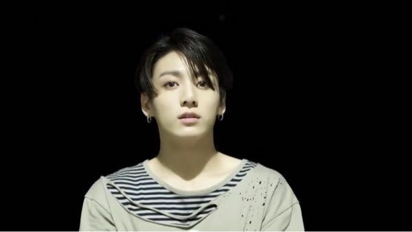 BTSジョングクがFAKELOVEのMVで着ているこの服は何ですか？ - 一