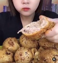 Youtubeで見る中国 の大食いしてる動画にある この食べ物って何 Yahoo 知恵袋