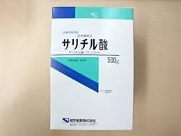 写真のパッケージはよく薬局で見かけますが サリチル酸の粉末は市販で売ってます Yahoo 知恵袋