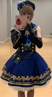 この女性のスカートは なぜふくらんでいる この女の子が着て Yahoo 知恵袋