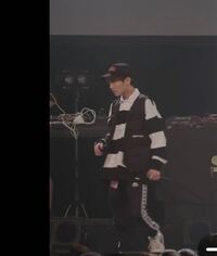 ラッパー 百足が戦極章で着ていた この服の名前が知りたいで Yahoo 知恵袋