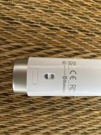 Txtのペンライトを購入したのですが 電池の開け方がわかりません 白のボタン Yahoo 知恵袋