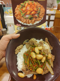 すき家某店でニンニクの芽牛丼を頼んだら写真のようなものが来ました 店員に肉の Yahoo 知恵袋