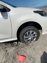 至急 砂浜でタイヤがスタックしたのですが 抜け出す方法はありますか Yahoo 知恵袋