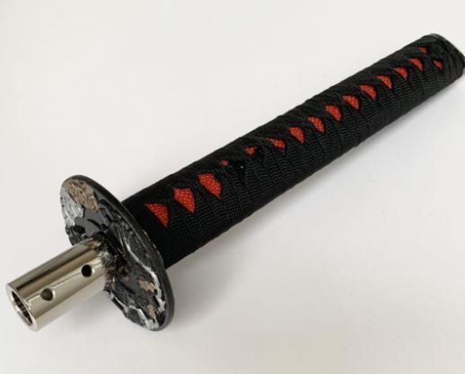 平成21年式のゼストスパークを譲ってもらうことになったのですが プッシュ式のシフトノブでした MTで使っていた刀のシフトノブに交換する事は無理でしょうか？ プッシュなしのAT車に乗った事はあるのですが 今回初の試みでして(;´▽｀A`` いろいろ調べて見ましたがイマイチ分からず 中傷なしに教えて頂けたら幸いです