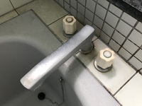 浴槽の水栓交換につきまして 現在 埋込2ハンドル水栓 左にお湯 右に水 中央に蛇 教えて 住まいの先生 Yahoo 不動産