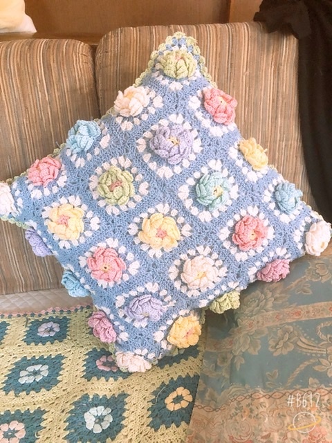 写真のクッションカバーの作り方が知りたいです グラニースクエア がベース Yahoo 知恵袋