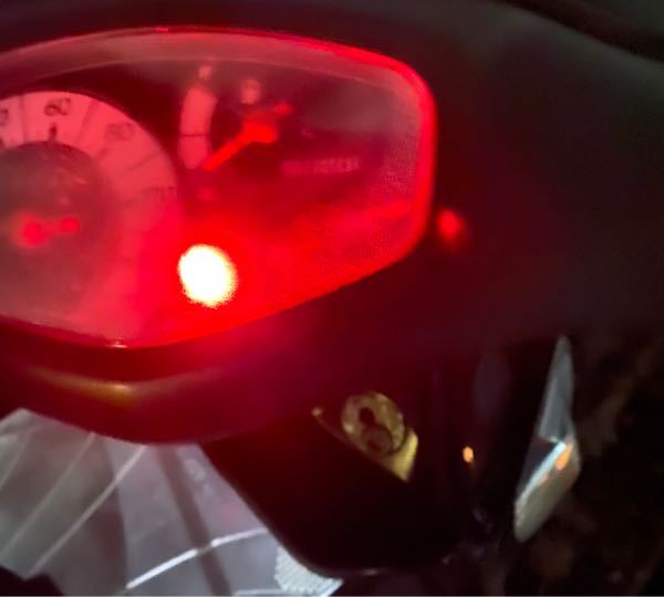 アドレスv125です！写真のようにハンドロックをかけてるとずっと赤い