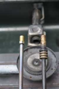 コールマンパワーハウスツーバーナー、タイプが2つあって413Hと414というのがあります。413Hは白ガソリンのみ、414は白ガソリンに加えて非常用ですがレギュラーガソリンも使えます。 ここで質問ですが、これらのパーツでレギュレーターという消耗品の細長いパイプがあって
それぞれカタチが違います。画像の左は413H、右の先端手前がデカくなっているのが414、これらはの違いは何をするための違い...