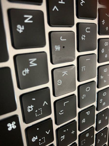 Macbook ボタンのテカリ 本日新品で購入したのですが 画像のよう Yahoo 知恵袋