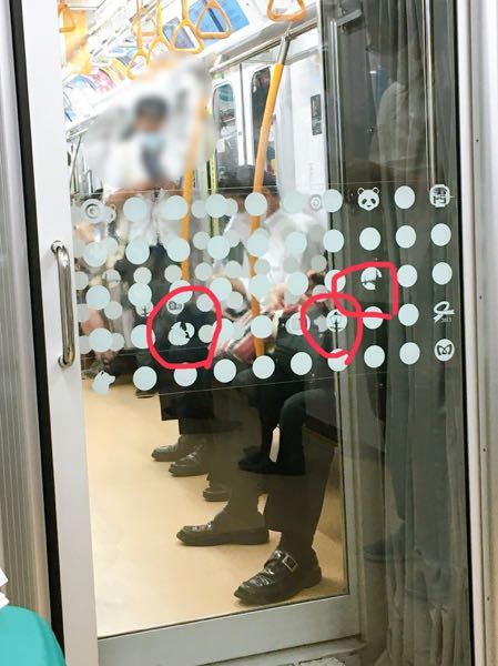 東京メトロ銀座線の貫通扉に描かれているものについて質問です。 - 左