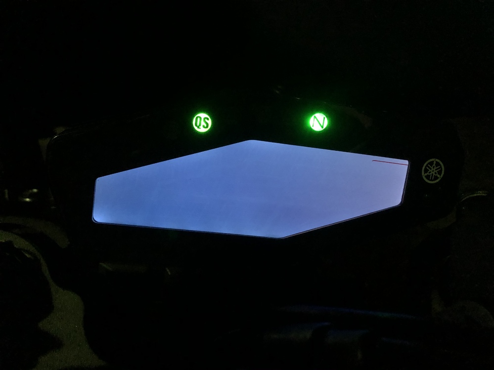 YAMAHAMT-09の液晶メーターの表示が時々消えます。写真のとおり、全て