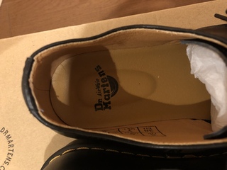 このdr Martensの靴は偽物でしょうか ソールのロゴが少し違うのですが Yahoo 知恵袋