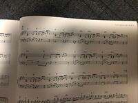 ヨルシカの「だから僕は音楽を辞めた」のピアノ楽譜についての質問です。写真はサビ部分の譜面です。 実際の曲では3段目の一番右の小節が1回のサビの中で2回くるように聞こえるので、1回のサビで3段目までを2回弾くのかなと思ったのですが、それだと小節数がズレます。
この部分を素直に上から下まで弾くと小節数は合いますが上記の点で大きく違和感があります。
バンドスコアなので間違いはあるとは思うのですが、...