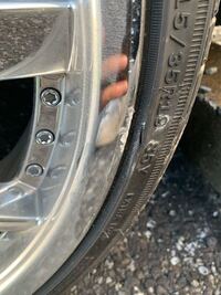 車を運転していて左折をしようと思ったら思いっきり縁石に乗り上げてしまいま Yahoo 知恵袋