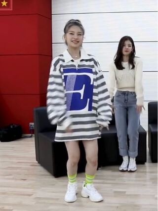 Itzyのイェジが着ているこの服はどこのブランドですか Es Yahoo 知恵袋