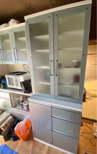 おそらくニトリの食器棚です。 - 画像のものは上下別々にして作業員 
