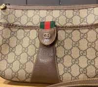 至急知りたいです 本物ですか このgucciの正面金属ロゴです Yahoo 知恵袋