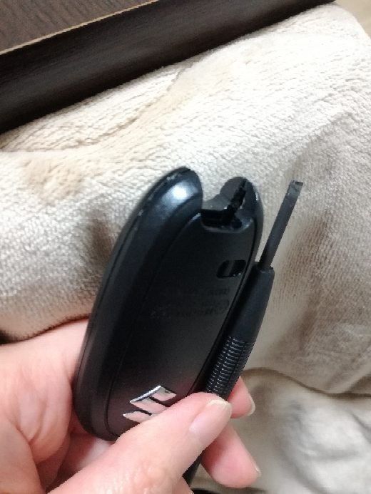 車のキーの電池交換について 電池交換しようと カバーを開けようとしても開 Yahoo 知恵袋