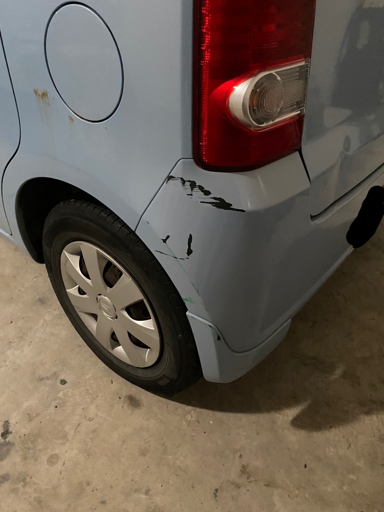 代車を借りたのですが 気付いたら擦ったような傷ができてました 写真載せてま Yahoo 知恵袋
