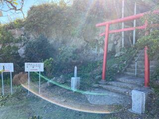 今日 神社の写真を撮ったらこのような光が入ってました 太陽の光かと思い Yahoo 知恵袋