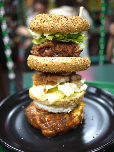 ラッキーピエロの函館山バーガーはどうやって食べるのですか 横に倒して Yahoo 知恵袋