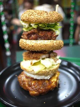 ラッキーピエロの函館山バーガーはどうやって食べるのですか 横に倒して Yahoo 知恵袋