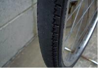 自転車のタイヤの寿命を延ばすため、タイヤ表面に帯状のゴムを接着材で貼り付けるなどの方法はありませんか？ あるいはシリコンを厚く塗るなど。

このままでは、いずれチューブがむき出しになってパンクするのは必至です。

タイヤ交換は、金がかかりますので。