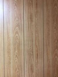 Diyについて 木で出来た壁を白くて洗練された壁紙貼ってモダンにしたい Yahoo 知恵袋