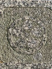 家紋の 丸に加賀梅鉢と丸に梅鉢の違いがはっきり分かりません 丸に加 Yahoo 知恵袋