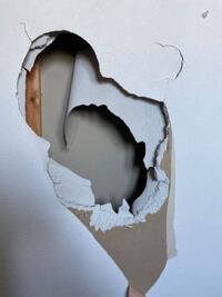 壁の修理についての質問です こんな感じに部屋の壁に穴が空いてしまったまま Yahoo 知恵袋