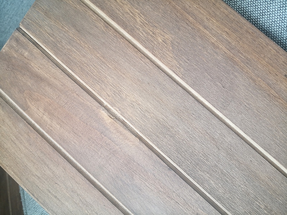 無垢材のようなナチュラルな色の棚を買ったつもりが、写真のように、無垢材にニスを塗ったような濃い色が届きました。 紙ヤスリで剥がせば薄くなるでしょうか。大変ですかね、、