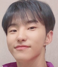 この髪色が何色に見えるかでみんな違う答えを出すんですけど 何色に見えますか Yahoo 知恵袋